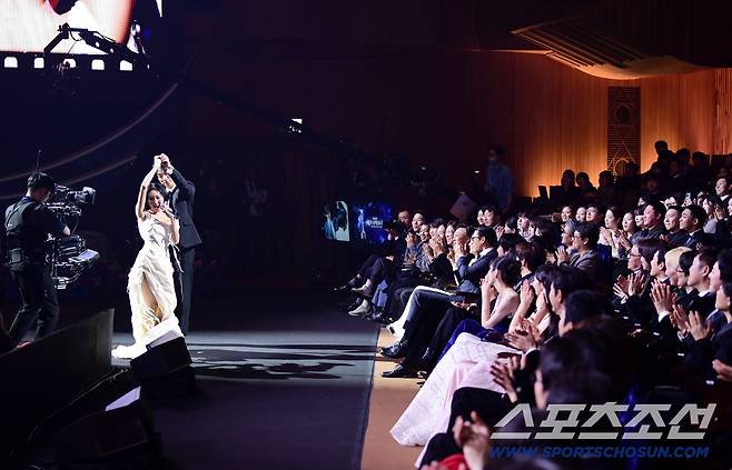 19일 제46회 청룡영화상 시상식이 여의도 KBS홀에서 열렸다. 배우 박정민과 함께 축하무대를 선보이고 있는 화사. 여의도=송정헌 기자songs@sportschosun.com