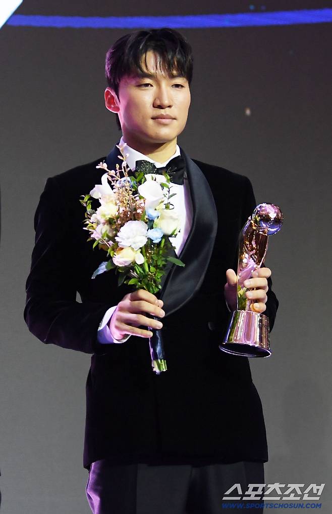 2025 KBO 시상식이 24일 서울 송파구 롯데호텔월드에서 열렸다. KBO 수비상을 수상한 중견수 LG 박해민이 포즈를 취하고 있다. 박재만 기자 pjm@sportschosun.com/2025.11.24/