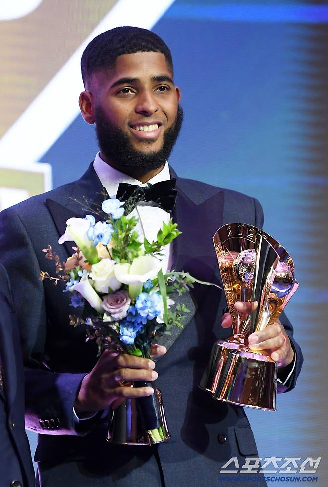 2025 KBO 시상식이 24일 서울 송파구 롯데호텔월드에서 열렸다. 타자 부문 홈런상, 장태율상, 타점상을 수상한 삼성 디아즈가 포즈를 취하고 있다. 박재만 기자 pjm@sportschosun.com/2025.11.24/