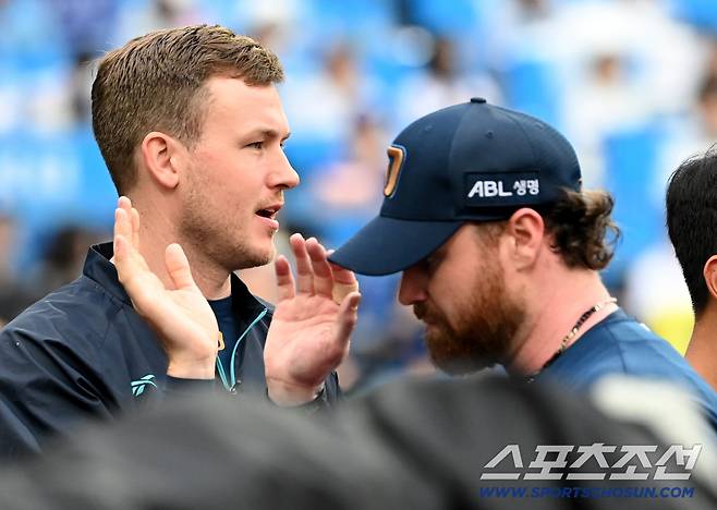 7일 대구삼성라이온즈파크에서 열린 NC와 삼성의 와일드카드 2차전, 6회말 투구를 끝낸 NC 로건이 라일리의 환영을 받고 있다. 대구=허상욱 기자wook@sportschosun.com/2025.10.07/