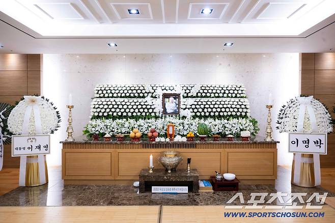 25일 서울 송파구 서울아산병원 장례식장에 배우 고(故) 이순재 빈소가 빈소가 마련됐다. 사진=사진공동취재단/2025.11.25/