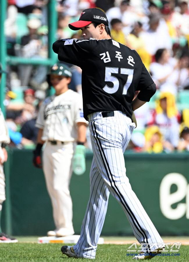 20일 인천SSG랜더스필드에서 열린 SSG와 LG의 경기, 1회말 LG 김주온이 마운드를 내려가고 있다. 인천=허상욱 기자wook@sportschosun.com/2025.04.20/
