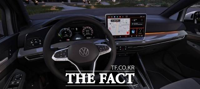 폭스바겐 골프와 함께 달리는 공간 핸들 뒤 디스플레이로 연비를 계속 확인하며 주행했다. 통상 리터당 16km 이상의 연비가 나왔다. /폭스바겐코리아