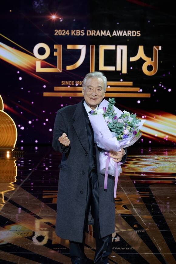 이순재가 25일 91세의 나이로 새벽 세상을 떠났다. 그는 젊은 시절에도 빛났지만 우직하게 내딛은 한걸음 한걸음이 모여 더 찬란하게 꽃피운 배우였고 많은 이들에게 감동과 영감을 줬다. 사진은 지난해 '2024 KBS 연기대상'에서 대상을 수상한 모습. /KBS