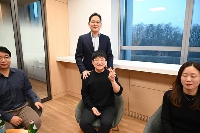 삼성전자가 25일 부사장, 상무, 펠로우, 마스터에 대한 2026년도 정기 임원 인사를 실시했다. 사진은 지난해 초 서울 서초구 우면동 삼성리서치를 방문한 이재용 삼성전자 회장이 연구원들과 기념 촬영하는 모습. /삼성전자