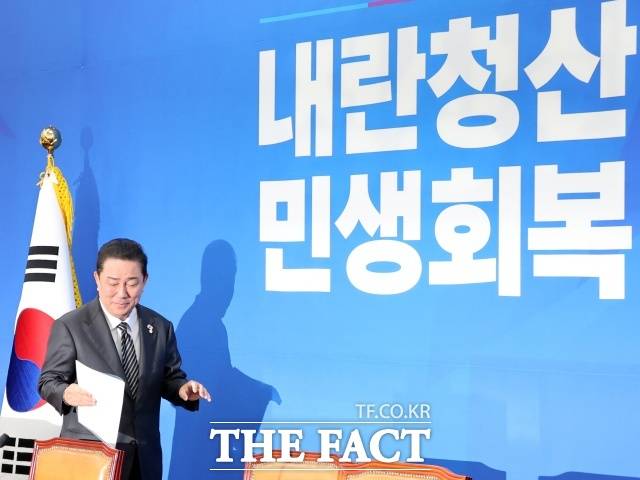 더불어민주당은 국민의힘이 민생 법안에까지 무제한 토론(필리버스터)에 나설 경우, 필리버스터 진행 요건을 강화하는 국회법 개정안 처리에 속도를 내겠다는 뜻을 밝혔다. 사진은 지난 10월 19일 국회에서 열린 원내대책회의에 입장하고 있는 김병기 민주당 원내대표. /뉴시스