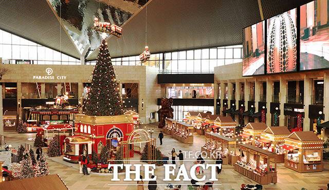 파라다이스시티가 연말을 맞아 '홀리데이 익스프레스' 콘셉트의 크리스마스 마켓을 연 25일 오전 인천 영종도 파라다이스시티 프라자에서 방문객들이 즐거운 시간을 보내고 있다. /파라다이스시티