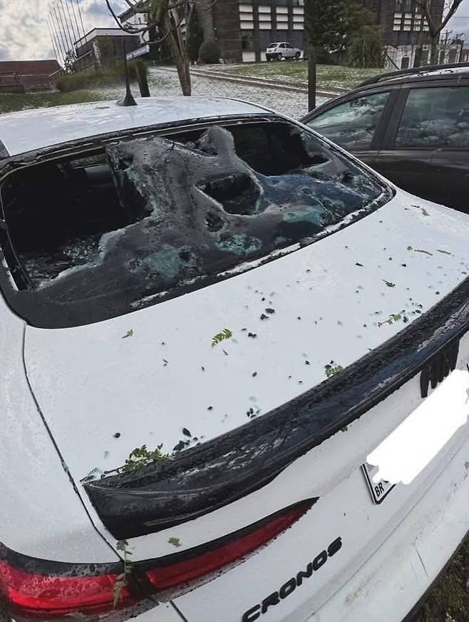 우박으로 인해 피해를 본 차량의 모습. Noticiero El salvador 엑스