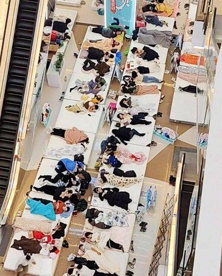 지난 15일 중국 북부 내몽골 자치구 바오터우의 한 쇼핑몰에서 이색 이벤트인 ‘누워만 있기’ 대회가 열렸다. 더우인 캡처