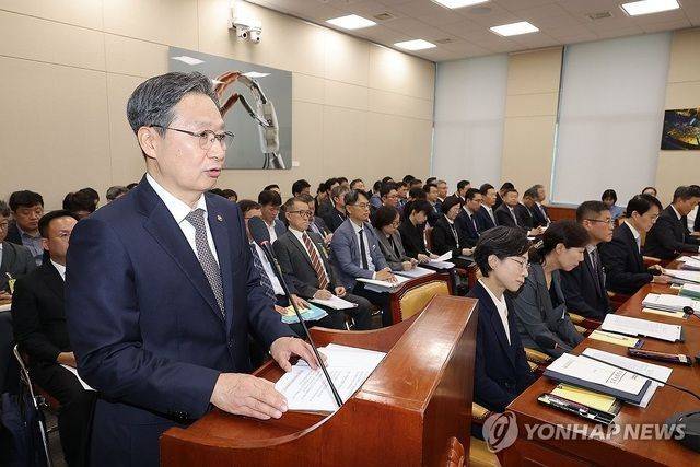 윤영빈 우주항공청장이 지난달 16일 국회 과학기술정보방송통신위원회의 우주항공청 국정감사에서 인삿말을 하고 있다. 연합뉴스 제공