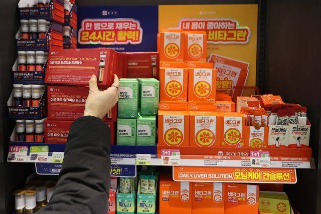 서울 중구 명동 한 편의점에서 방문객이 건강기능식품을 살펴보고 있다. 연합뉴스