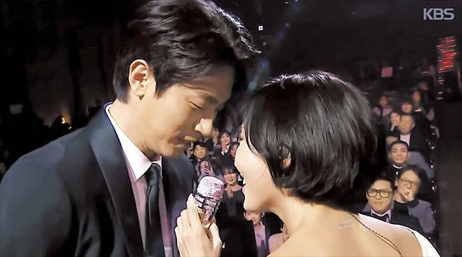 KBS 지난 19일 서울 여의도 KBS홀에서 열린 ‘청룡영화상’ 시상식에서 가수 화사(오른쪽)와 ‘굿 굿바이’ 뮤직비디오에 출연한 배우 박정민이 함께 공연하는 모습. 아래 사진은 뮤직비디오 장면.