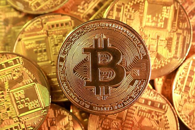 24일 가상 화폐 비트코인은 소폭 상승했다./로이터 연합뉴스