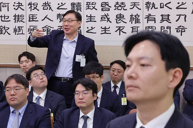 이화영 전 경기도 평화부지사가 지난달 23일 서울 여의도 국회 법제사법위원회에서 열린 서울고등검찰청·서울중앙지방검찰청 등에 대한 국정감사에서 자신의 대북 송금 사건을 수사했던 박상용 법무연수원 교수의 답변 도중 발언권을 요청하고 있다. /뉴스1