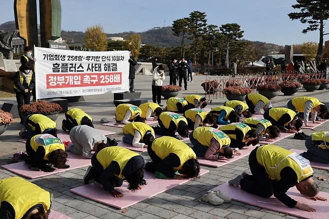 민주노총 마트산업노조 홈플러스지부 조합원들이 지난 17일 오전 서울 용산구 대통령실 앞에서 홈플러스 사태 해결을 위한 정부 개입을 촉구하며 258배를 하고 있다. /마트산업노조 제공