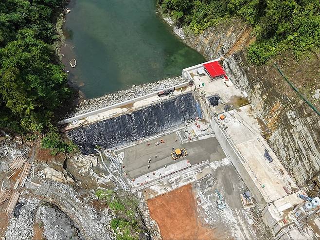 20일(현지 시각) 솔로몬제도 수도 호니아라에 있는 티나 수력발전댐 건설현장. 티나강 강물을 막은 5m 높이 토사 가물막이댐(coffer dam) 너머로 상류 가물막이댐 공사가 한창이다. /수자원공사 제공