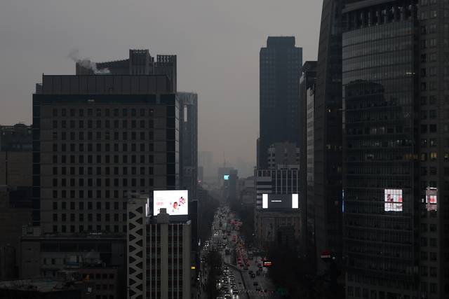 미세먼지 농도가 ‘나쁨’을 보인 25일 오전 서울 시내에 먼지가 깔려 있다. [연합뉴스]