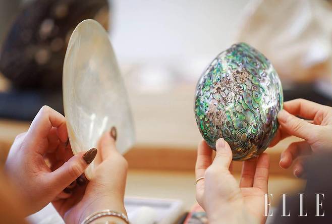 레꼴 주얼리 스쿨에서는 직접 만져 보고 비교하며 진주의 가치를 이해할 수 있다.