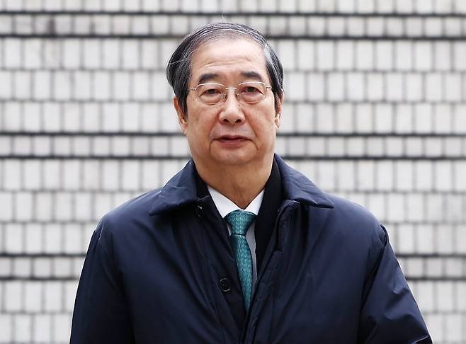 윤석열 전 대통령의 12·3 비상계엄을 적극적으로 말리지 않은 혐의로 재판에 넘겨진 한덕수 전 국무총리가 24일 오전 서울 서초구 서울중앙지방법원에서 열린 내란 우두머리 방조, 내란 중요임무 종사 등 혐의 사건 속행 공판에 출석하고 있다. /사진=뉴스1