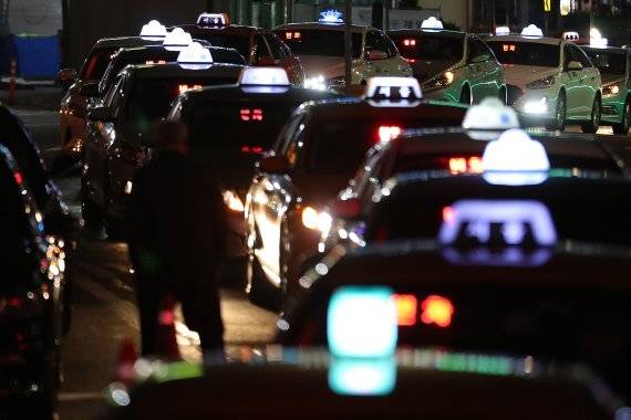 손님 기다리는 택시들. 연말 심야시간에는 상황이 정반대로 달라진다. 사진=뉴시스