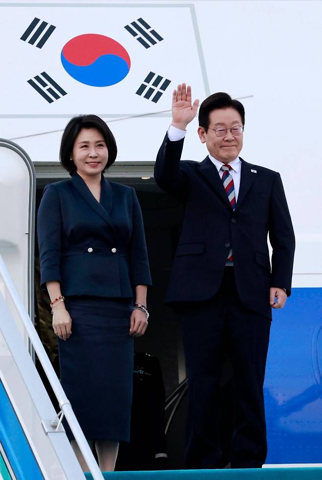 튀르키예 국빈 방문 일정을 마친 이재명 대통령과 김혜경 여사가 25일(현지시간) 앙카라 에센보아 국제공항에서 공군 1호기에 올라 환송객들에게 인사하고 있다. 연합뉴스