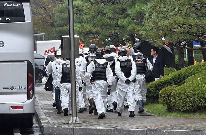 지난 9월28일 경찰 합동감식반이 국가정보자원관리원 화재 현장 감식을 위해 이동하고 있다. 최예린 기자