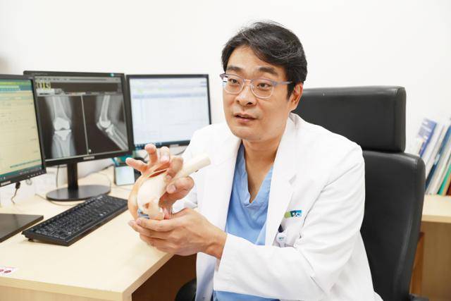 17일 서울 용산구 순천향대서울병원에서 만난 김용범 정형외과 교수가 무릎 관절 모형을 보여주며 안전한 달리기 방법에 대해 설명하고 있다. 순천향대서울병원 제공