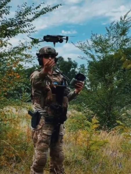 스마트폰과 연동시킨 FPV 드론을 띄우는 우크라이나 병사. 우크라이나군 홍보영상 캡처