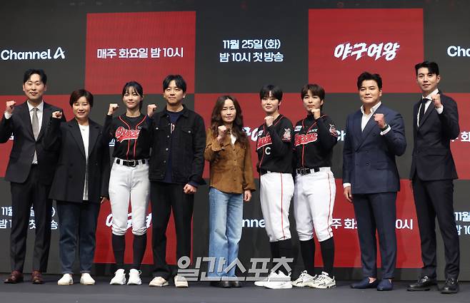 이석민, 박세리, 김온아, 김민지, 신재호 PD, 강숙경 작가, 김성연, 추신수, 이대형가 25일 오후 서울 구로구 더세인트에서 열린 채널A 예능 '야구여왕' 제작발표회에 참석해 포토타임을 갖고 있다. '야구여왕'은 각기 다른 스포츠 종목의 '레전드 여성 선출'(선수 출신)들이 '야구'라는 낯선 무대에 도전장을 내미는 스포츠 버라이어티 프로그램. 오늘 밤 10시 첫 방송. 서병수 기자 qudtn@edaily.co.kr /2025.11.25/