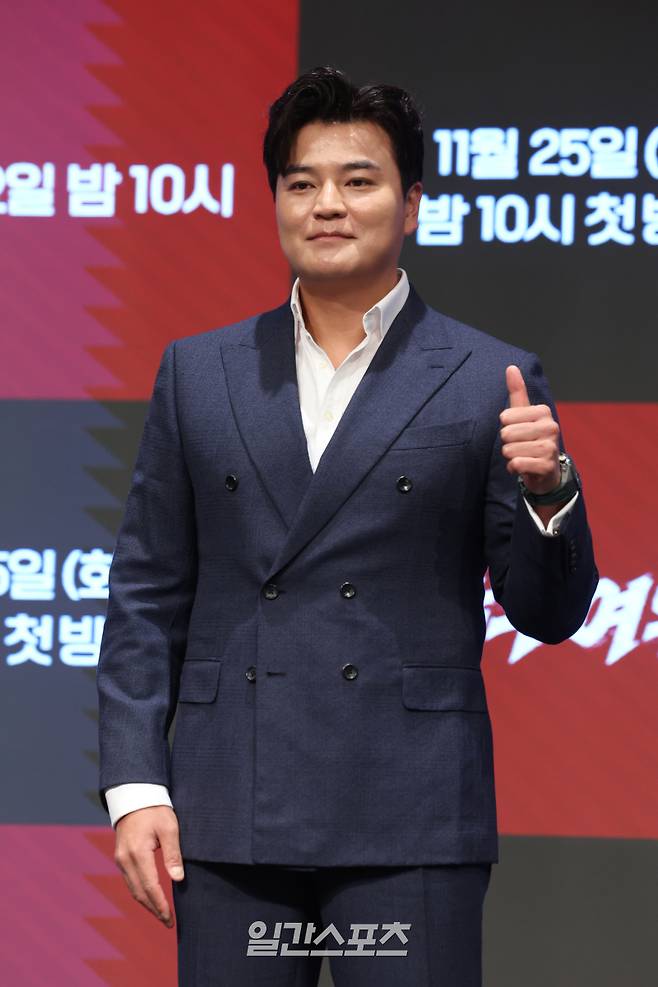 추신수가 25일 오후 서울 구로구 더세인트에서 열린 채널A 예능 '야구여왕' 제작발표회에 참석해 포토타임을 갖고 있다. '야구여왕'은 각기 다른 스포츠 종목의 '레전드 여성 선출'(선수 출신)들이 '야구'라는 낯선 무대에 도전장을 내미는 스포츠 버라이어티 프로그램. 오늘 밤 10시 첫 방송. 서병수 기자 qudtn@edaily.co.kr /2025.11.25/