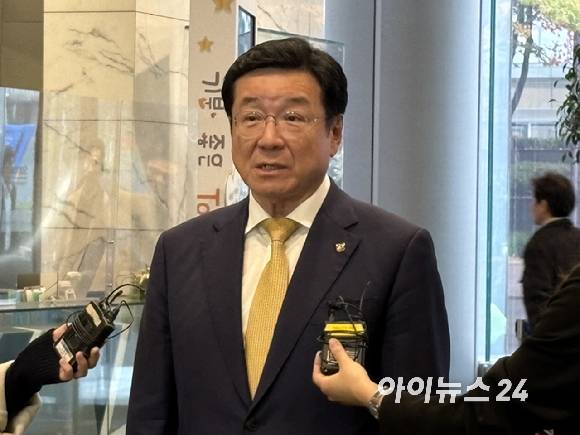 이찬희 삼성준법감시위원회 위원장이 25일 서울 서초구 삼성생명 서초타워에서 열리는 삼성 준감위 정례회의에 참석하며 취재진 질문에 답하고 있다. 2025.11.25 [사진=권서아 기자]