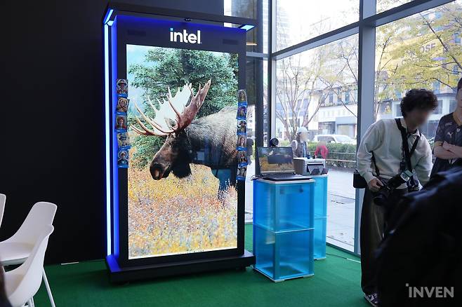 ▲ AI를 활용한 포토 부스, 'MoM 포토존'이 위치하고 있습니다