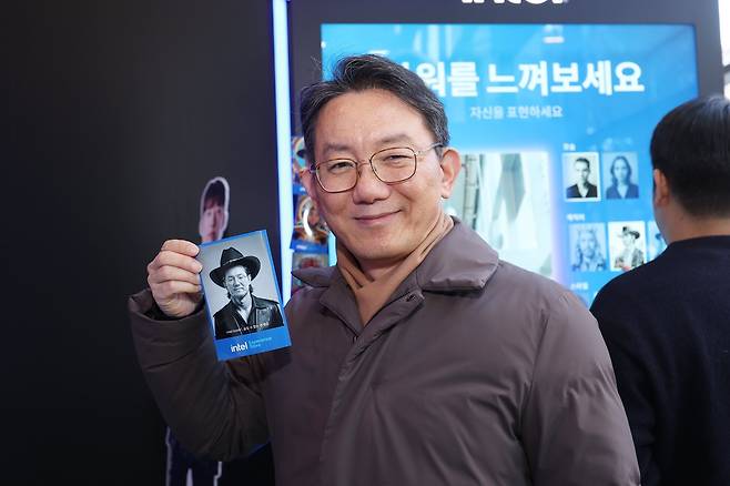 ▲ 인공지능.. 아직 갈 길이 먼 것 같네요. 실물이 훨씬 근사한 관람객 발견!