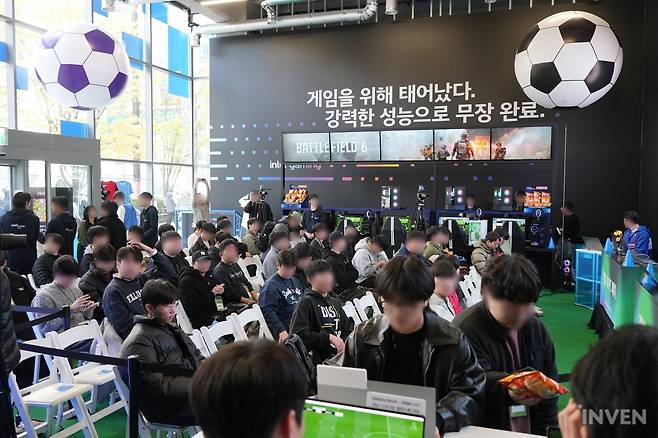 ▲ 여유롭게 한 바퀴를 돌고 나니, 관람객들로 가득 차고 있는 '갤럭시북 AI PC Stadium with 인텔 Arc™' 행사 현장