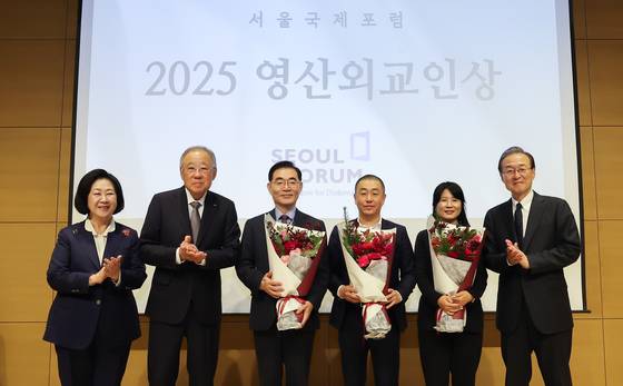 ‘2025 영산외교인상’ 시상식에 참석한 김은미 심사위원장, 류진 서울국제포럼 이사장, 김대식 전 대사, 코리 리 셰프, 김민영 대표, 박태호 서울국제포럼 회장(왼쪽부터). [사진 서울국제포럼]