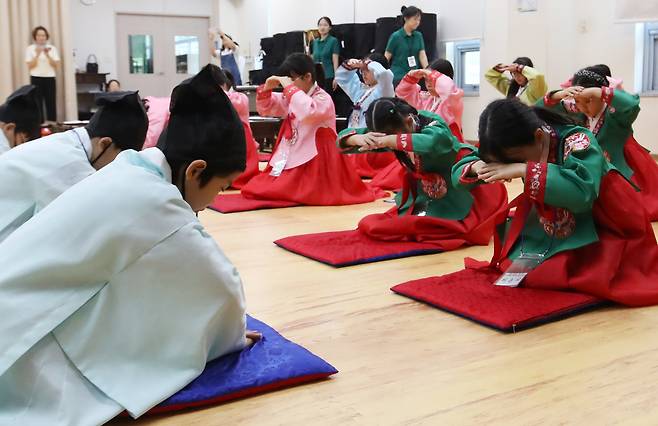 부산 초등학생들이 전통문화 체험교실에 참가해 전통 예절을 배우고 있다. 뉴스1