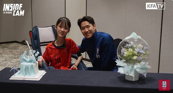 축구대표팀 이강인이 지난 14일 대전에서 열린 볼리비아와 평가전에서 선천적 근병증을 앓고 있는 소녀팬 이채원양을 만났다. [사진 KFC 유튜브]