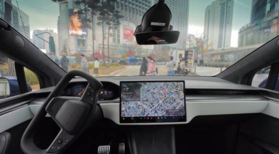 X 계정 '테슬라찬'은 25일 테슬라 감독형 FSD 기능을 켜고 서울 시내 일대를 2시간 가량 주행하는 모습을 영상으로 게시했다. 사진 테슬라찬 X 캡쳐