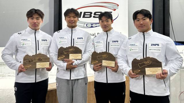 ▲ 한국 봅슬레이 국가대표팀 선수단이 23일(현지 시간) 이탈리아 코르티나담페초에서 열린 2025-2026 IBSF 월드컵 1차 대회 남자 4인승 경기에서 3위에 입상한 뒤 기념촬영하고 있다.  대한봅슬레이스켈레톤경기연맹 제공