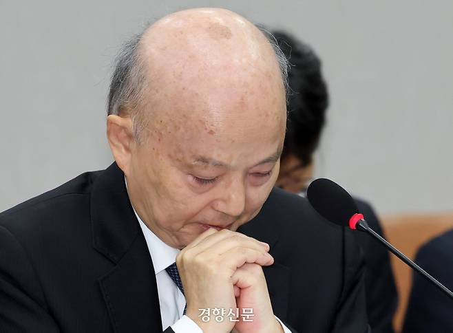 안창호 국가인권위원장이 지난 5일 국회 운영위 국정감사에서 무거운 표정을 짓고 있다. 박민규 선임기자