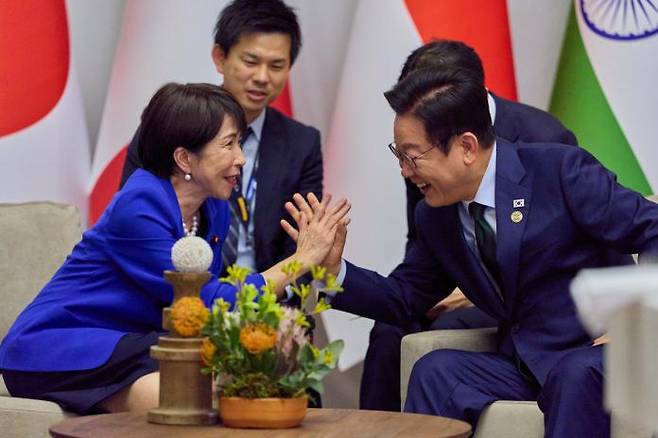 President Lee Jae-myung and Japanese Prime Minister Sanae Takaichi hold a brief meeting at the Nasrec Expo Centre in Johannesburg, South Africa, on November 23 (local time). / Yonhap News