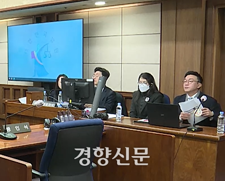 정치자금법 위반, 특정범죄 가중처벌법상 알선수재 혐의로 구속 기소된 김건희 여사(오른쪽에서 두번째)가 지난 19일 서울중앙지법 법정에 출석해 있다. 서울중앙지법 제공