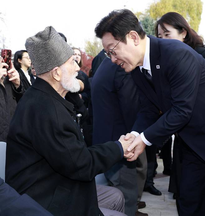 참전용사 손잡고 튀르키예를 방문 중인 이재명 대통령이 25일(현지시간) 앙카라 한국공원 한국전 참전 기념탑에서 헌화를 마친 후 참전용사와 인사하고 있다. 연합뉴스