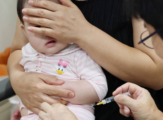 A child receives a flu vaccination at a pediatric clinic in Paldal District, Suwon, Gyeonggi, on Sept. 22. [NEWS1]