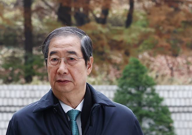 Former Prime Minister Han Duck-soo enters the Seoul Central District Court, southern Seoul, for a cross-examination on Nov. 24. [NEWS1]