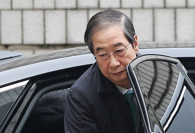 Former Prime Minister Han Duck-soo arrives at the Seoul Central District Court, southern Seoul, for a cross-examination on Nov. 24. [YONHAP]