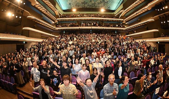 참석자들이 찬양을 하고 있다. 여의도순복음교회 제공