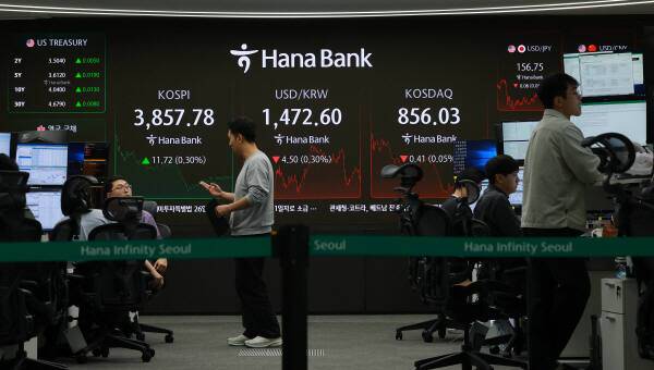 25일 서울 중구 하나은행 본점 딜링룸에서 딜러들이 업무를 보고 있다. 원/달러 환율은 4.7원 내린 1,472.4원으로 장을 마쳤다. 연합뉴스