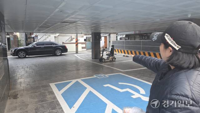 25일 인천 서구 석남동의 한 천원주택에는 외부 차량들이 주차장 입구 등을 막아 입주자들이 주차공간을 사용하지 못하고 있다. 장민재기자