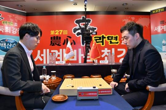 이야마 유타(왼쪽) 9단이 농심신라면배 9국에서 양카이원 9단에게 승리했다. 사진[연합뉴스]